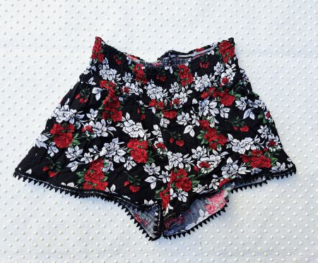 Sommerliche Shorts mit Blumenmuster, Grösse 152