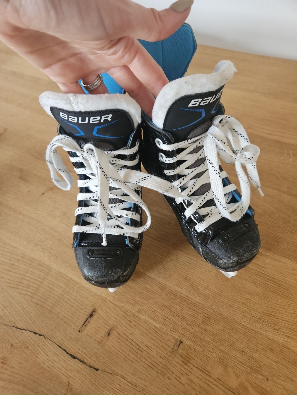 Bauer Pattini da ghiaccio: Kinder Bauer Schlittschuhe Gr. 28 – Usato da Volketswil venduto da lar_di24