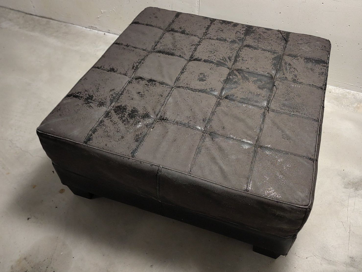 Hocker: Hocker quadratisch schwarz Lederoptik – Gebraucht aus Hünenberg See von ElijahB. 1