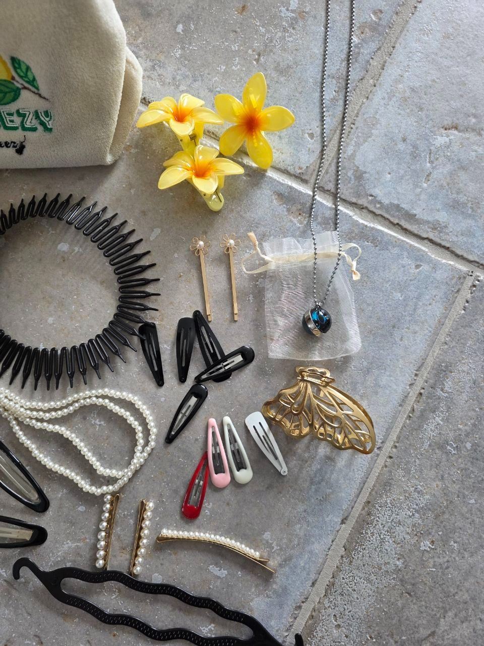 Accessori per capelli: Handtäschli mit div. Haarschmuck – Usato da Maur venduto da Edsch 3