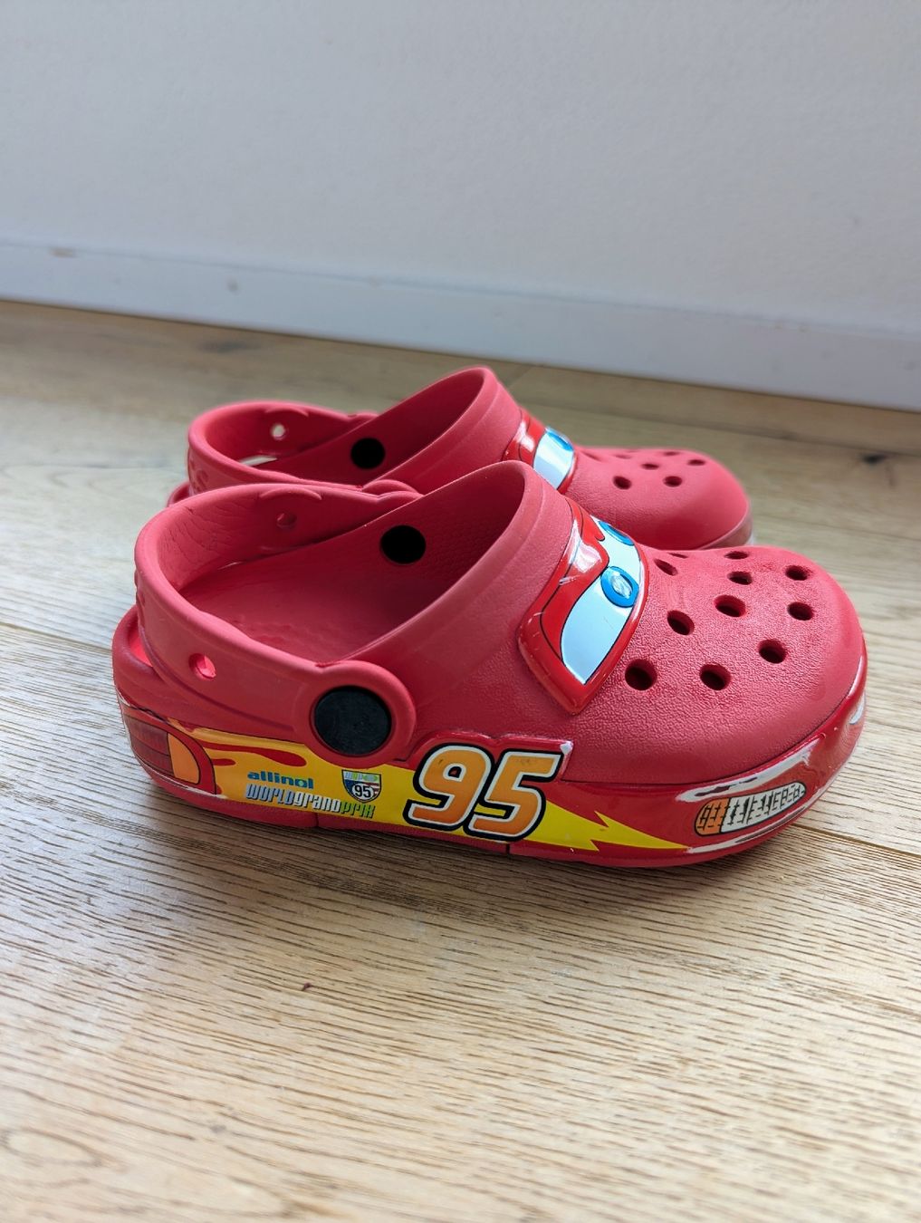 Crocs Schuhe für Jungen: Original Cars Crocs, Grösse 27/28 – Gebraucht aus Maienfeld von Aliwanter 2