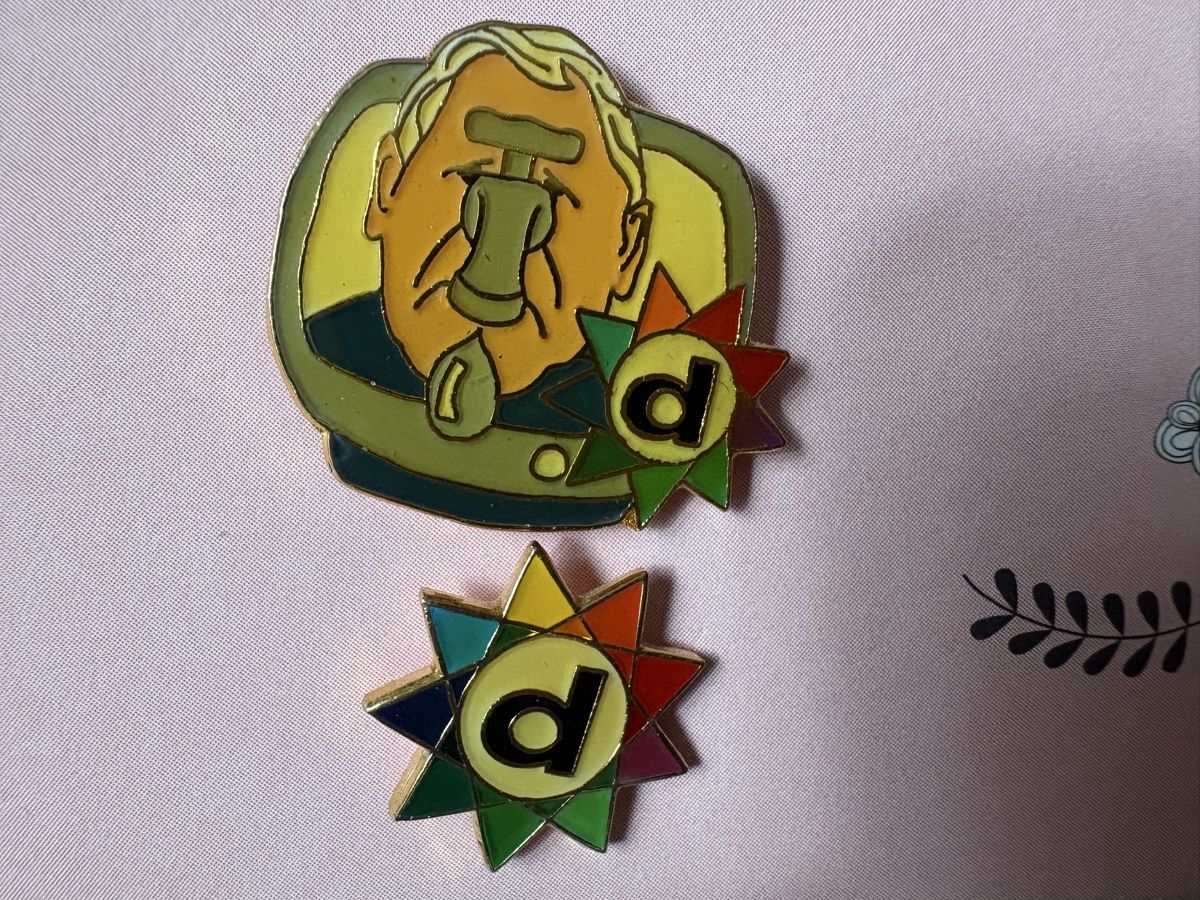 Placchette & Badge: 2 Pin Drogerie 80-90er – Usato da Zweisimmen venduto da Domii