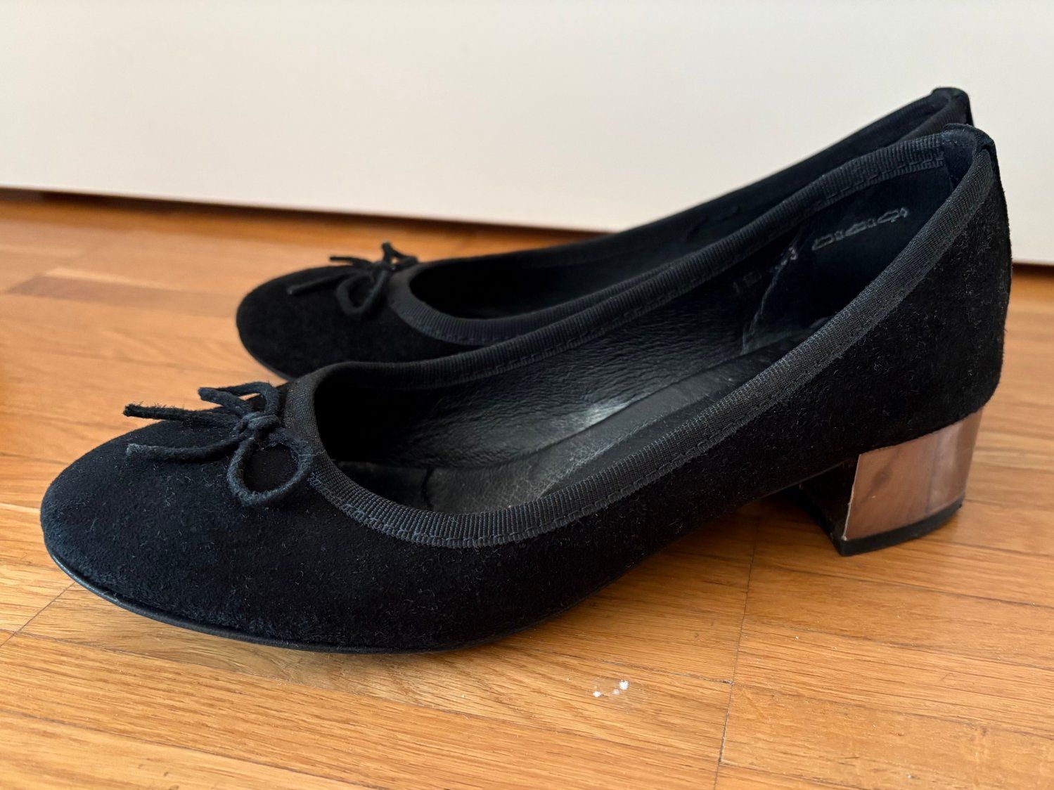 Scarpe da donna: Pumps in Schwarz, Gr. 36 - mit silbernem Absatz – Usato da Basel venduto da Nofretete39 2