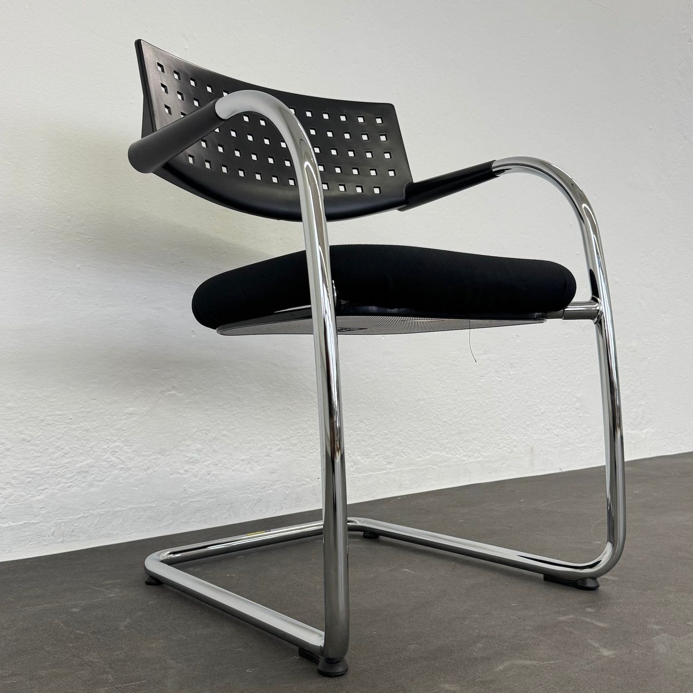 Vitra Sedie: Vitra Visavis Freischwinger - stapelbar - Schwarz-Chrom – Usato da Schönenwerd venduto da mcofficeshop 5