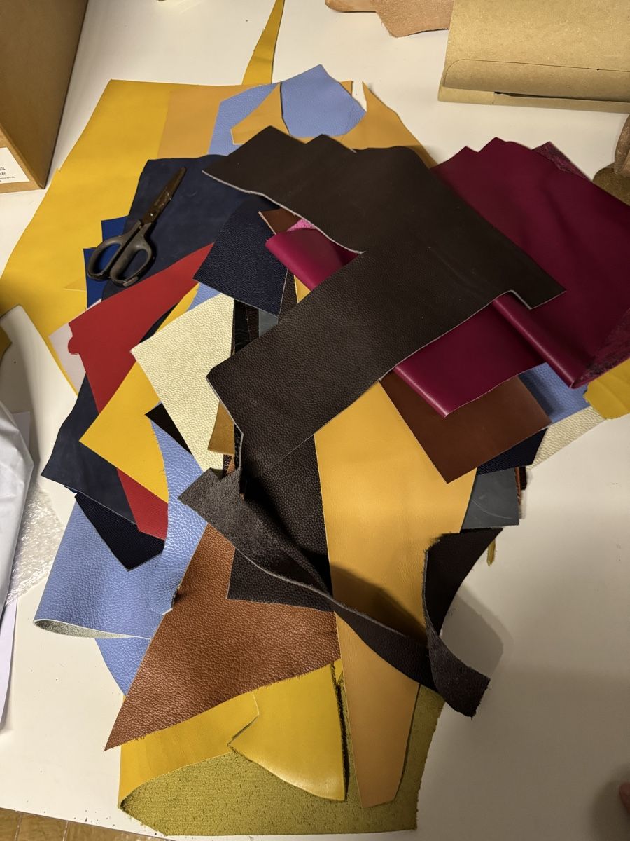 Tessuti: Lederresten/ leather scraps big pieces  – Usato da Veyras venduto da ValClasse