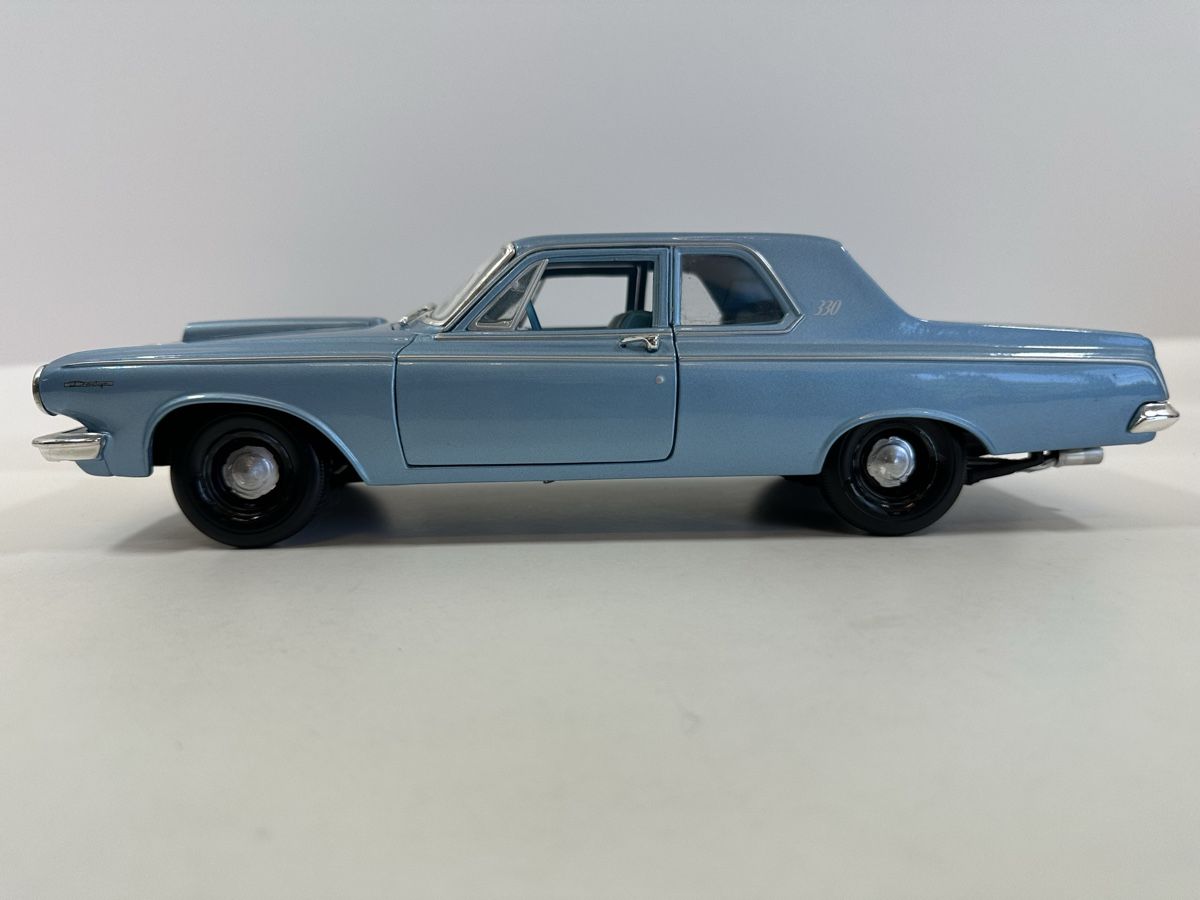 Maisto Modellini d'auto: 1963 Dodge 330 1:18, hellblau, MAISTO – Usato da Zofingen venduto da rf9_x2xt 2
