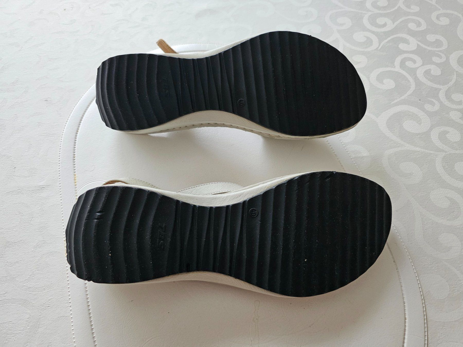TBS Chaussures femmes: Sandales TBS en cuir blanc, taille 40. – Neuf avec emballage d'origine à Porrentruy par Danreisende 1