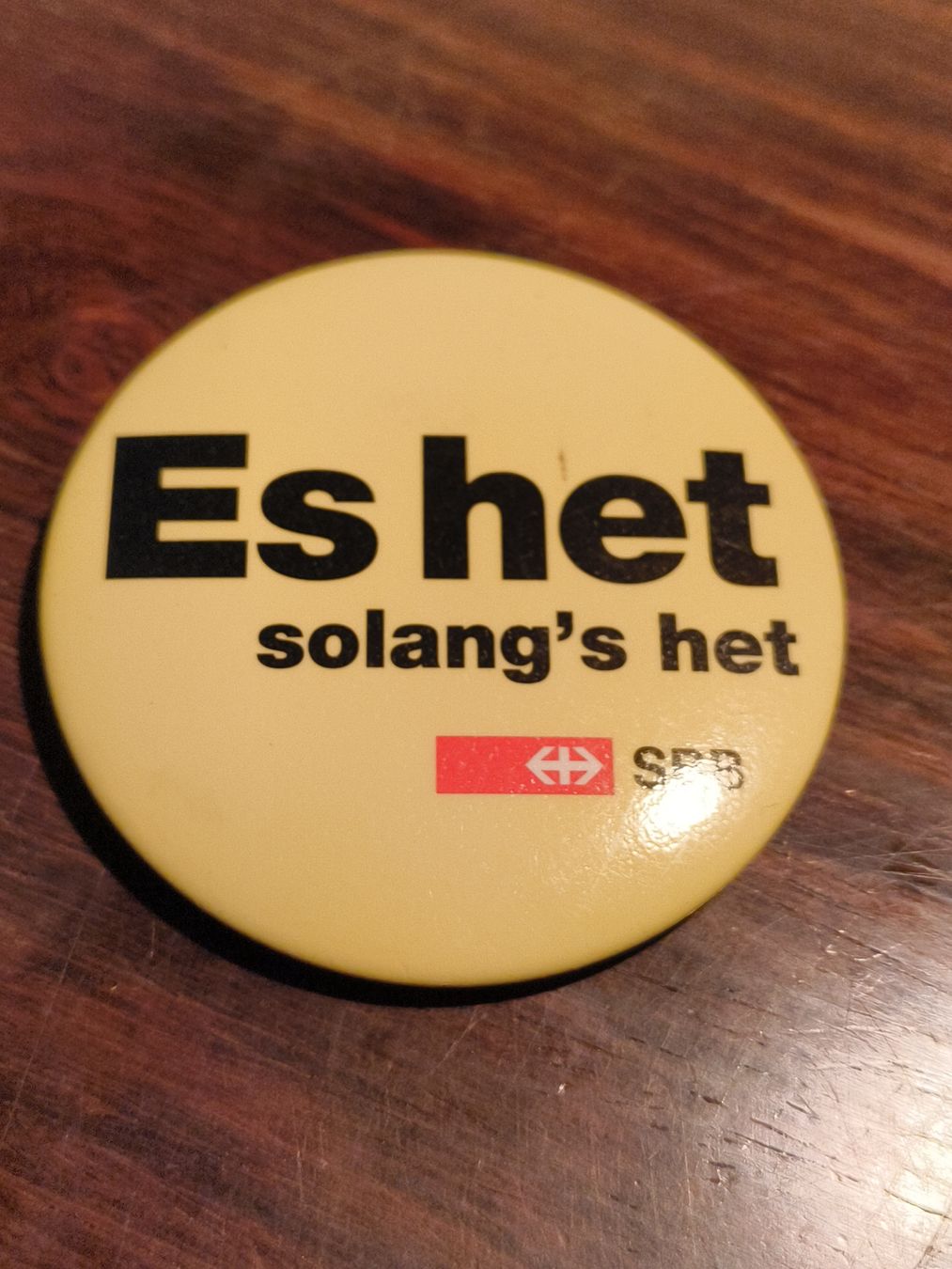 SBB/CFF/FFS Plaketten & Abzeichen: SBB Brosche Es het solang's het SBB gelb – Gebraucht aus stettlen von VintageBern_ch
