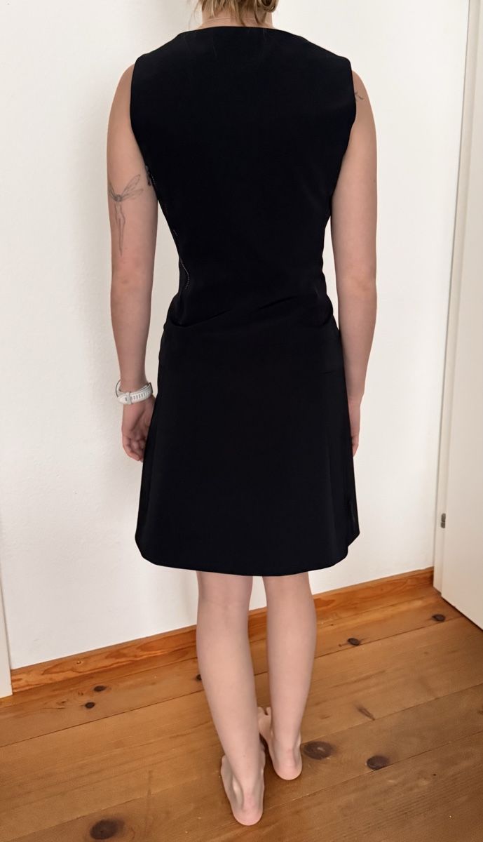 Prada Vestiti: Prada Kleid, Etuikleid schwarz – Nuovo (secondo la descrizione) da luzern venduto da Lily050 1