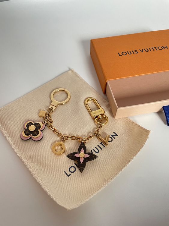 Louis Vuitton Blooming flowers chain bag charm and key holder (M63086) in  2023