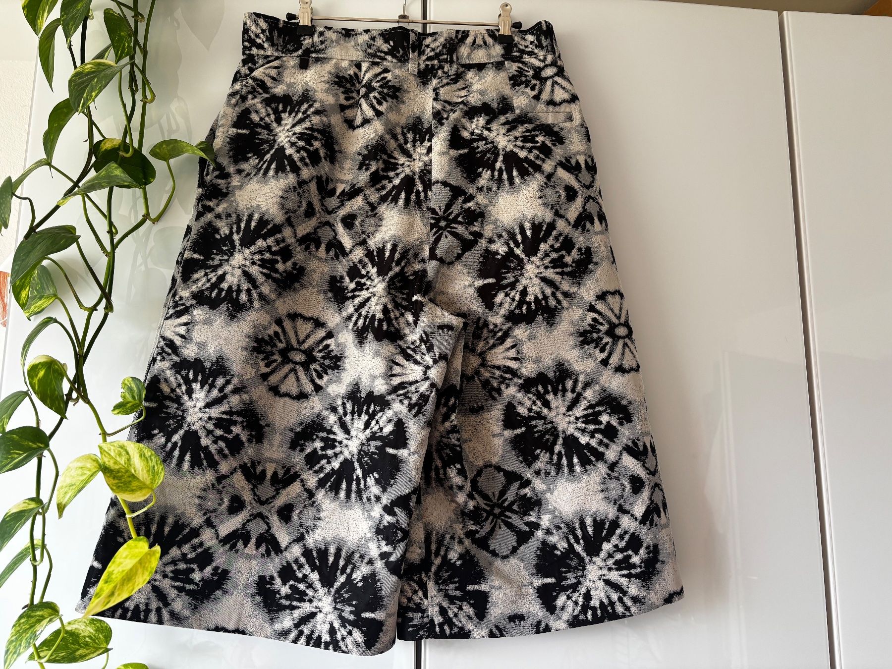 Cos Pantaloni: COS gemusterte Hose mit weitem Bein Gr. 40 – Usato da Zürich venduto da missmodernage 2