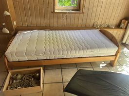 Bett 90 x 200, nordisch, Matratze neuwertig