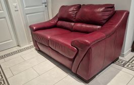Sehr bequemes Sofa aus weichem Leder.
