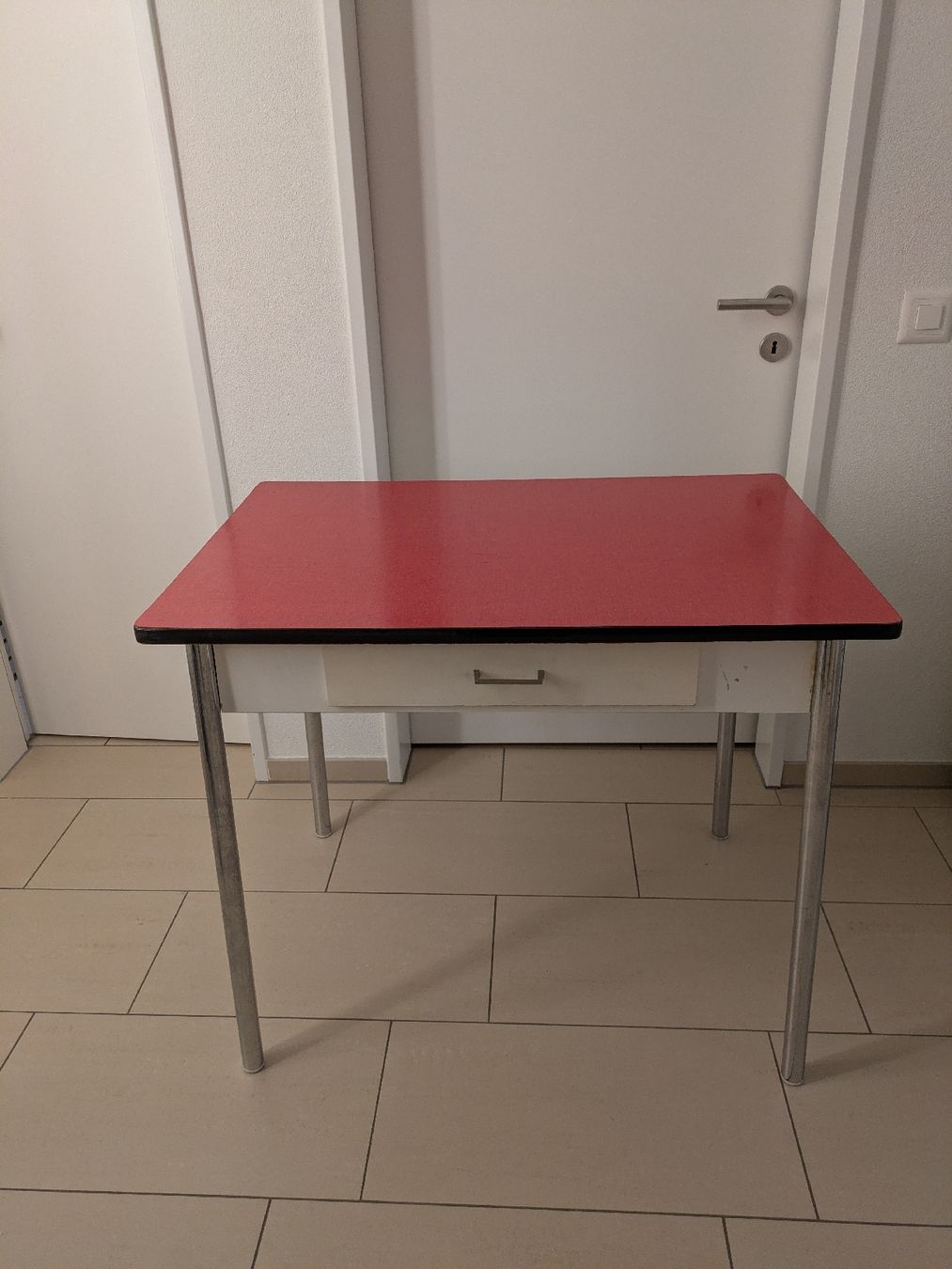 Tavoli: Vintage kitchen table red white metal legs  – Usato da Zürich venduto da rktst