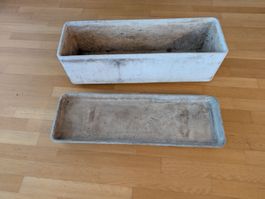 2 Stk. graue Pflanzkisten aus Eternit mit Untersetzer