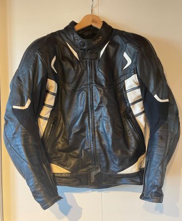 Schwarze Herren Motorradjacke und -hose Grösse 54/50