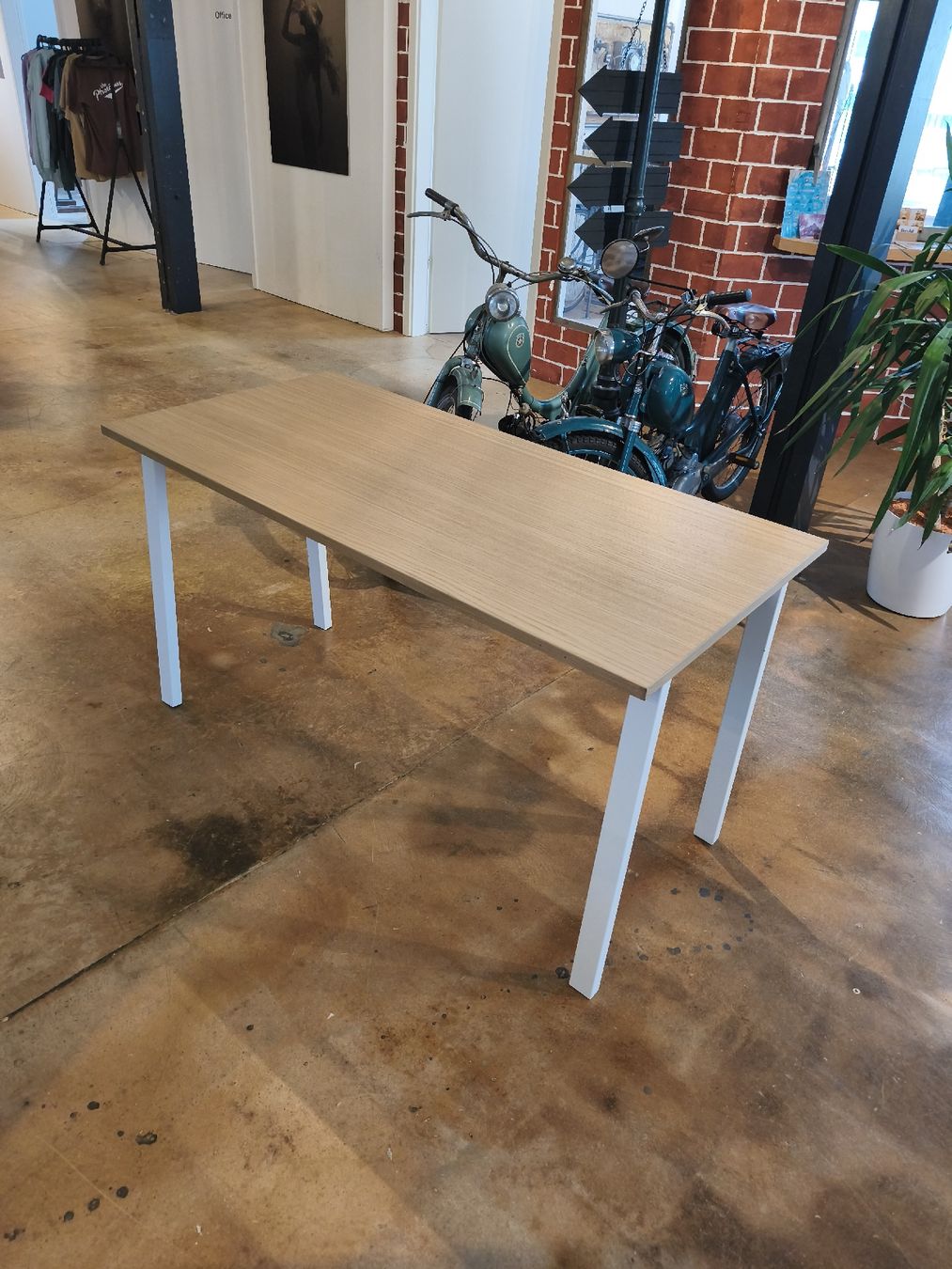 Scrivanie: Bürotisch, 140x68cm – Usato da Wald ZH venduto da Bookofraa95 1