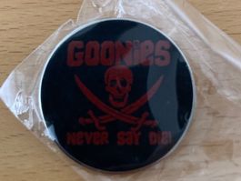 The Goonies Pin Anstecker Punk Metal Rock Band