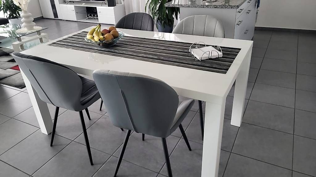 Tables: Esstisch + 4 Stühle – D'occasion à Uster par JG1988