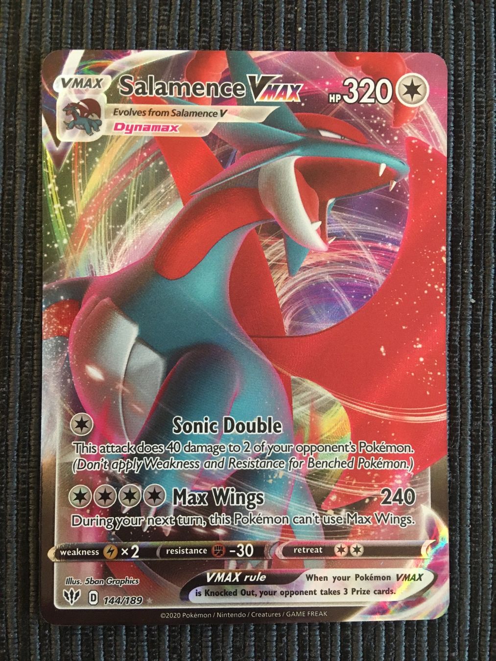 Pokémon Carte collezionabili: Pokemon Salamence Vmax Darkness Ablaze – Nuovo (secondo la descrizione) da Wabern venduto da Collectfun