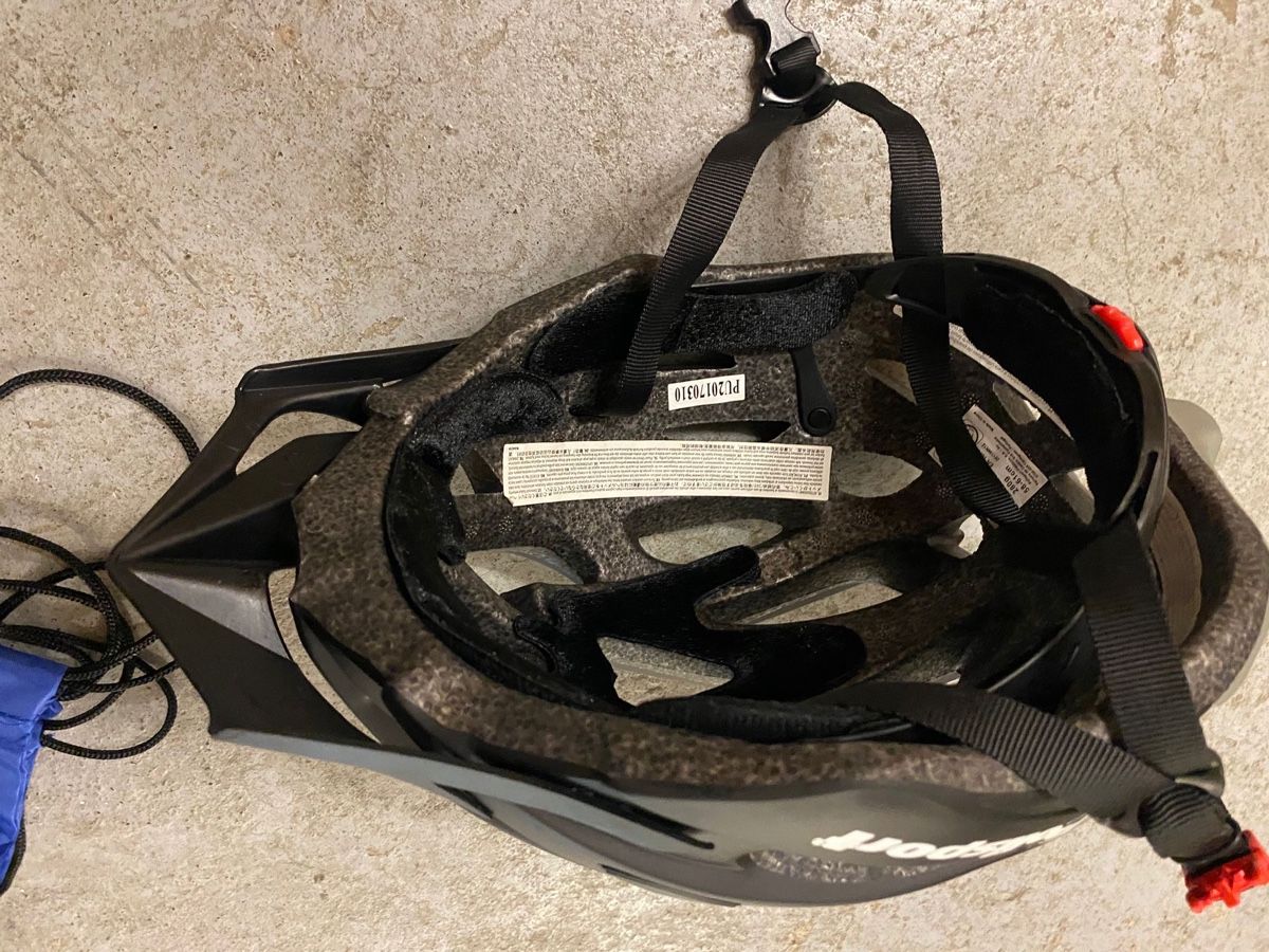 Helme: Black Bicycle Helmet Good Condition – Gebraucht aus Glattbrugg von fab_7hkd 1