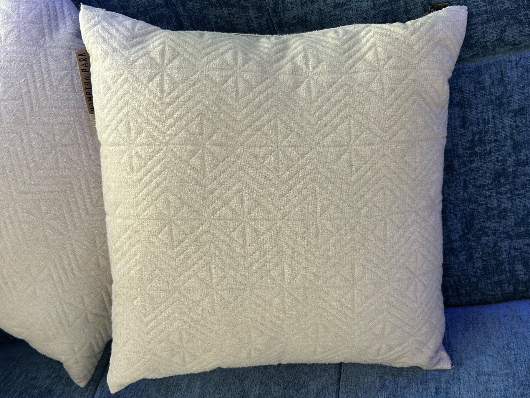 Cuscini: Hampton Park Manor Kissen 45x45cm – Usato da Genève venduto da sunandwind