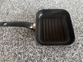 Gut erhaltene Grillpfanne.