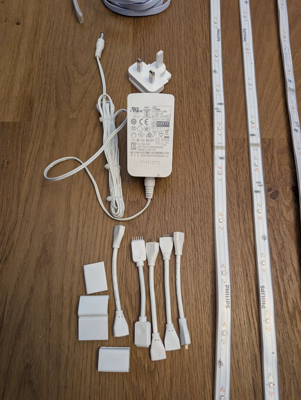 Philips Lampade: Philips Hue Set Bridge LED Strips + Dimmer + Lampen – Usato da Gutenswil venduto da Mitsukiefi 2