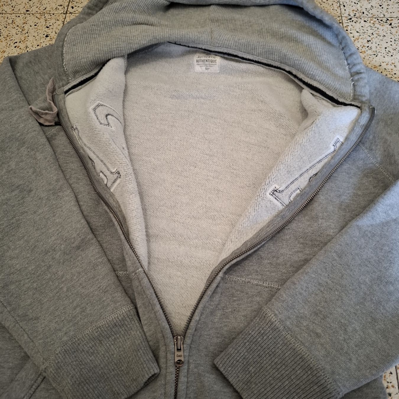 Gap Giacche: Sweat à capuche zippé GAP gris chiné - Taille S – Nuovo (secondo la descrizione) da Le Locle venduto da QUALI-PRIX 6