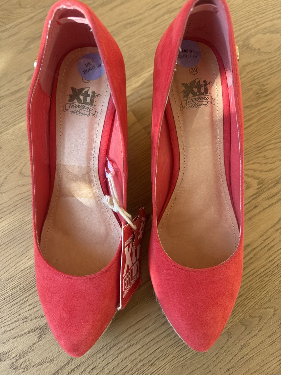 Scarpe da donna: Pumps mit Keilabsatz, Damenschuhe Gr 39 – Nuovo (secondo la descrizione) da St. Gallen venduto da gat_kp29 3