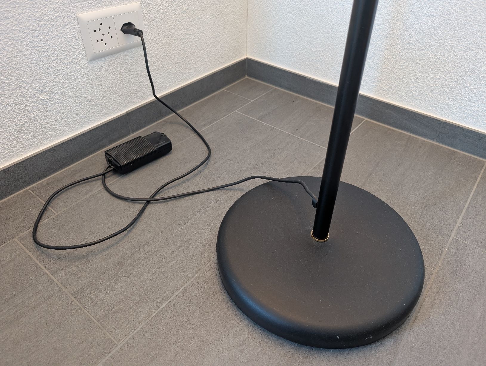Lampes: Stehlampe, dimmbar mit Schwenkarm – D'occasion à Buttwil par Sadusk 3