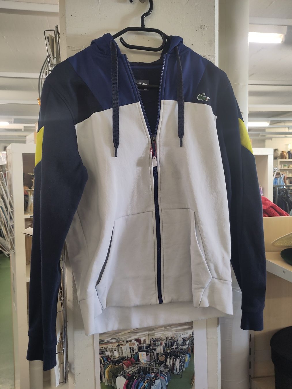 Lacoste Jacken & Mäntel: Lacoste Trainerjacke Jungs Grösse M – Gebraucht aus Pratteln von Cartonsducoeur_bl