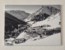 Leinwandbild Bergdorf Winterlandschaft schwarz weiss