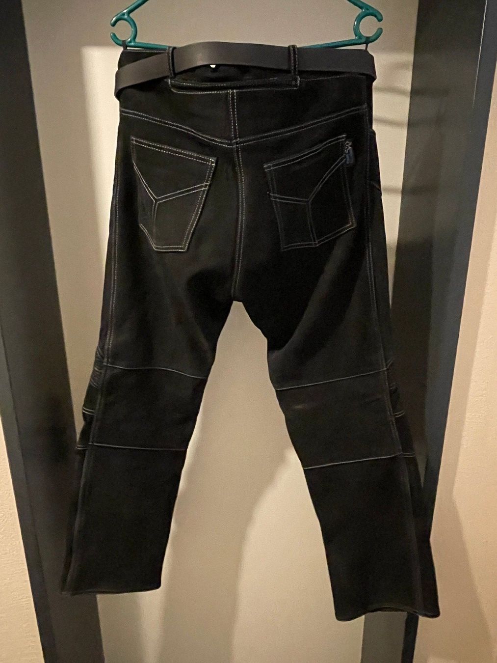 Lotti di vestiti: Motorradkleider - Hose Cool Leather – Usato da Beromünster venduto da Cello63