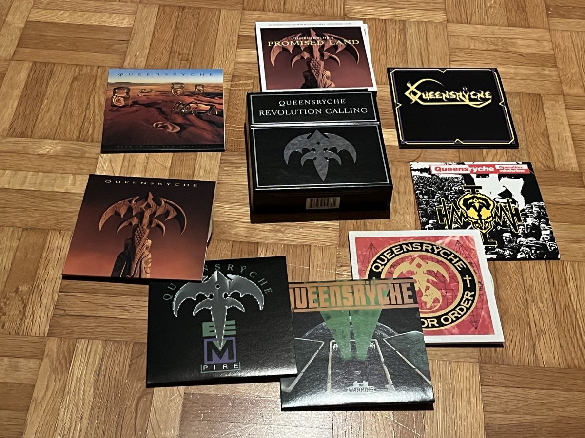 CD: Queensryche - Revolution Calling (Complete 9 Disc CD Set) – Nuovo (secondo la descrizione) da Riehen venduto da han_82q8