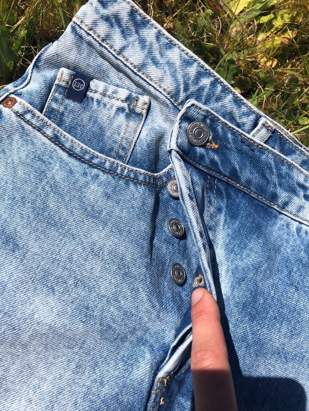 Gonne: Jeansrock mit coolem Seitenknopf-Look – Usato da Wädenswil venduto da Pixie_ 1
