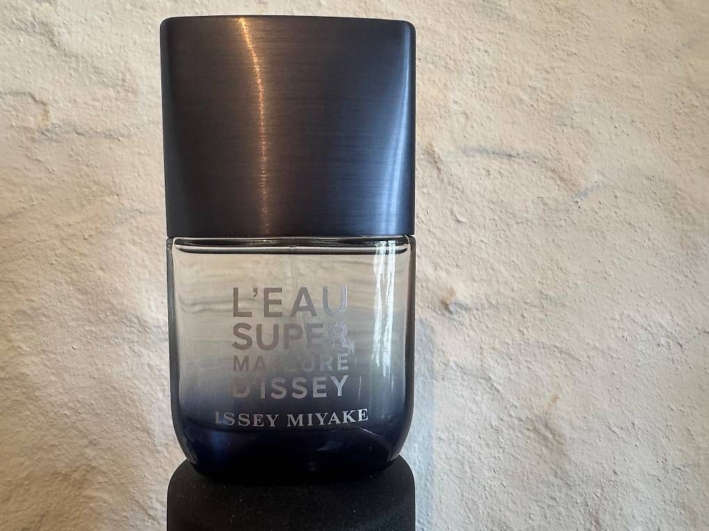 Issey Miyake Profumi & Eau de Toilette: Perfume Issey Miyake Leah - Super Majeure dIssey – Nuovo (secondo la descrizione) da Zürich venduto da carmen_kandey_Insta