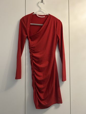 Rotes Kleid mit Raffung, Grösse M - Perfekt für den Herbst!