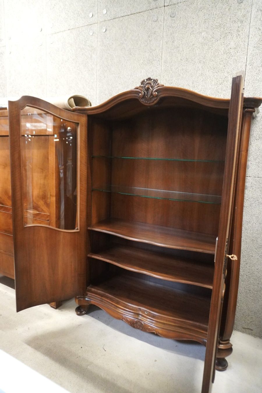 Armadi: Schrankvitrine im Barock oder Rococo Stil (HE367) – Usato da Basel venduto da B.W.B. 2