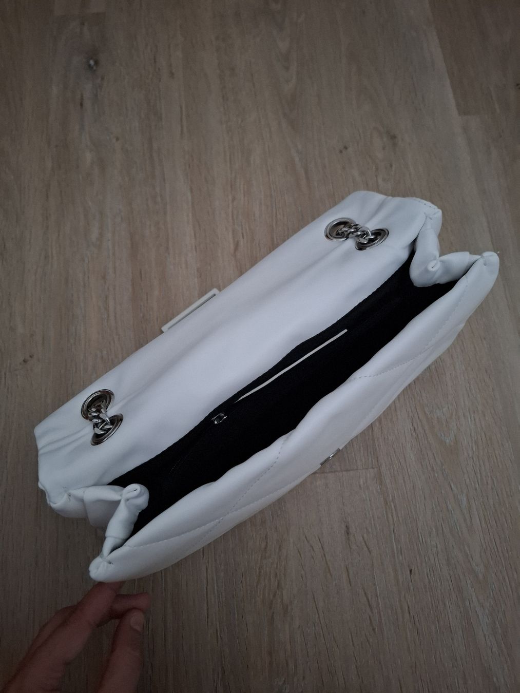 Borse da donna: Weisse Schultertasche mit Kette, gesteppt – Nuovo (secondo la descrizione) da Balzers venduto da 120490 2