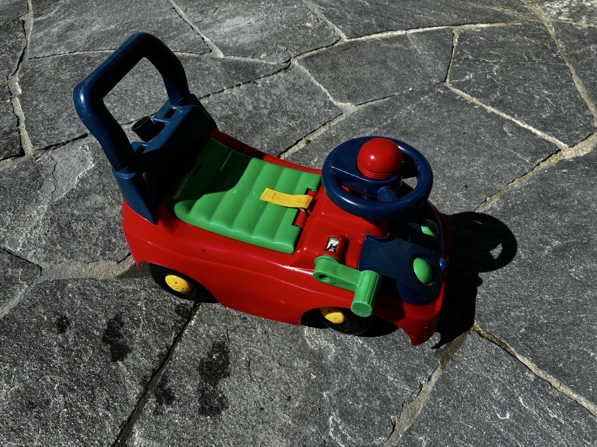 Veicoli per bambini: Kleinkinder-Auto - leicht beschädigt – Usato da Riggisberg venduto da Mat141
