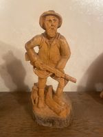 Statuettes Chasseur Sculptée dans une Bûche de Bois