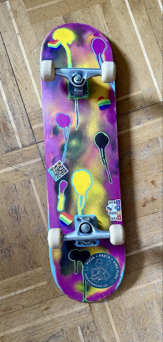 Skateboards: Skateboard mit coolem selbst bespraytem deck  – Usato da Lützelflüh-Goldb venduto da ama_l2lp