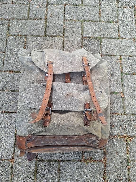 Zaini: Alter Militärrucksack – Usato da Oberhelfenschwil venduto da Trini_06 2