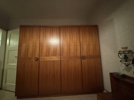 Kleiderschrank Holz mit Kleiderstange und Tablarene