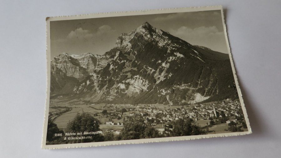 Cartoline postali: Näfels / GL mit Rautispitze u. Glärnischkette - 1955 – Usato da Jona venduto da centumprata