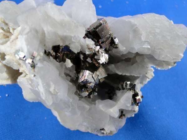 Mineralien & Heilsteine: Pyrit auf Calcit (UV-Pink) – Gebraucht aus Schinznach Bad von Demerald 6
