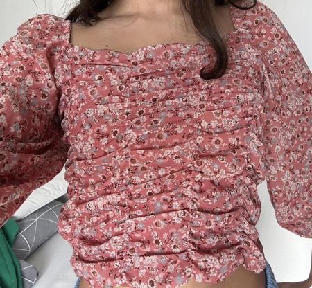 haut fluide avec fleurs 