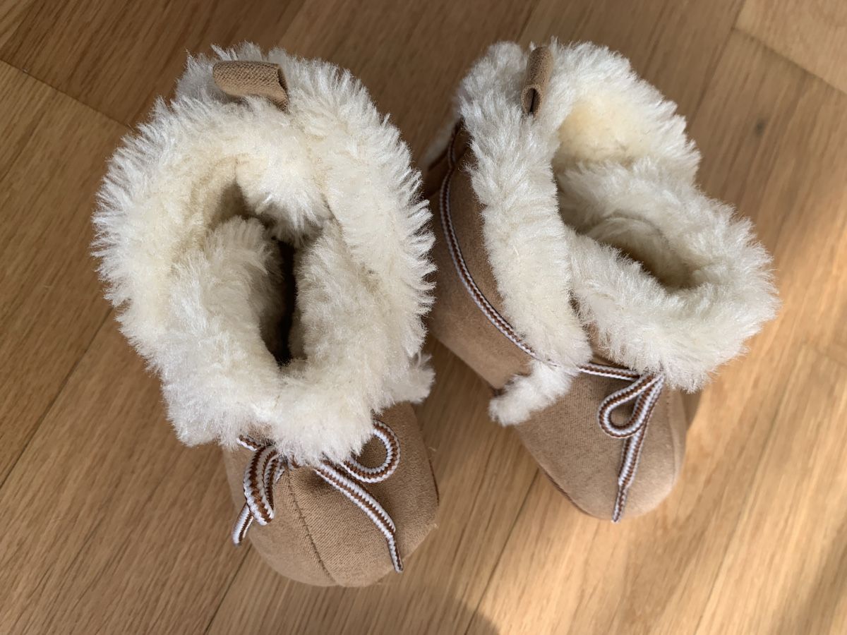 Scarpe per ragazzi: Süesse, warme Winter-Babyschuhe – Usato da Unterägeri venduto da Globi8634