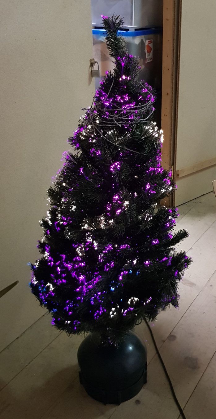 Alle Dekorationen: Weihnachtsbaum mit Farbwechsel, ca. 150 cm hoch, Top! – Gebraucht aus Kirchberg SG von Bibsli 1
